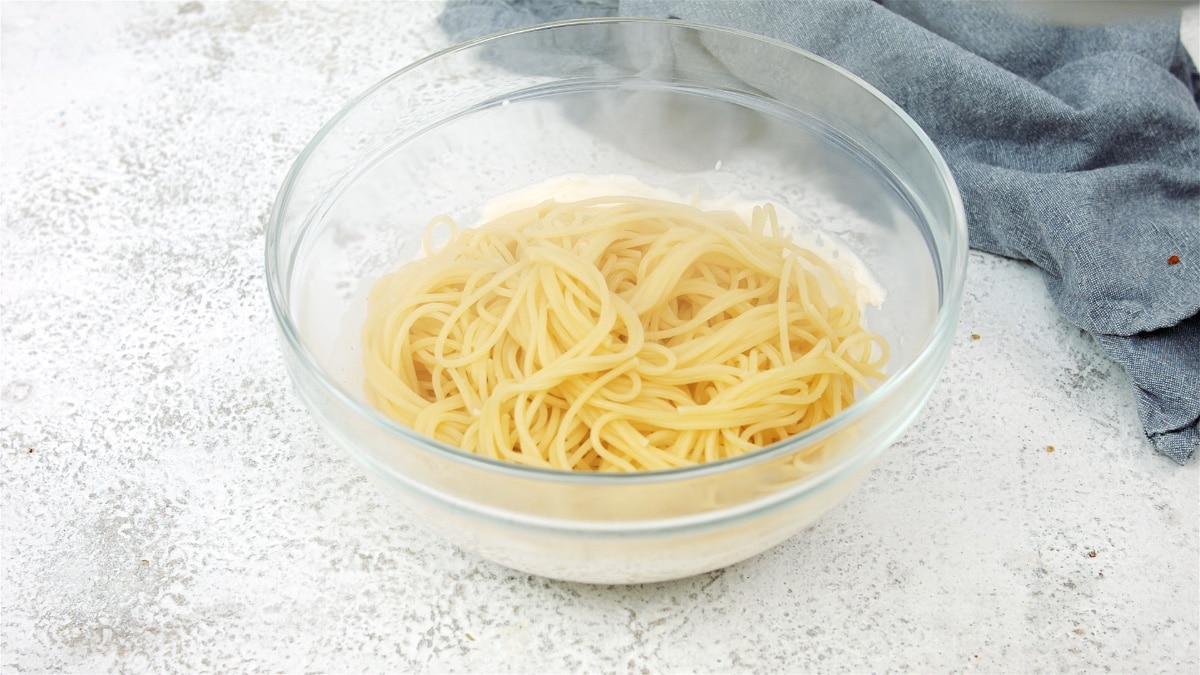 cooked spaghetti in a glass bowl