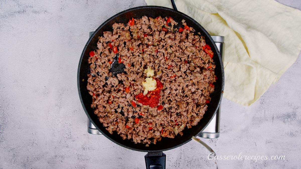 cooked ground beef in skillet on hot plate