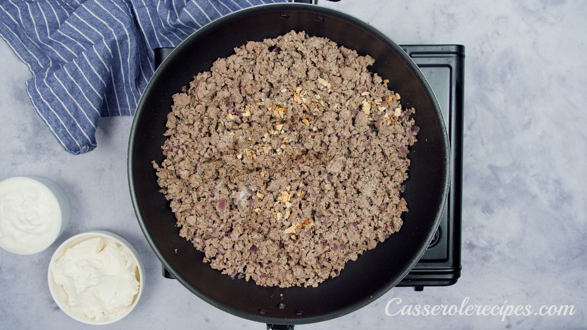 cooked ground beef in skillet on hot pate