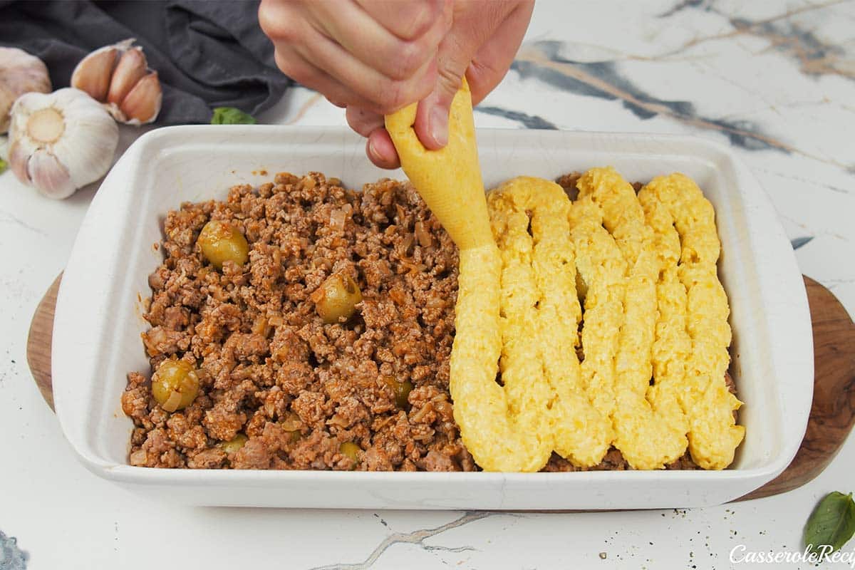 topping pastel de chocolo corn and beef casserole with cornmeal mixture