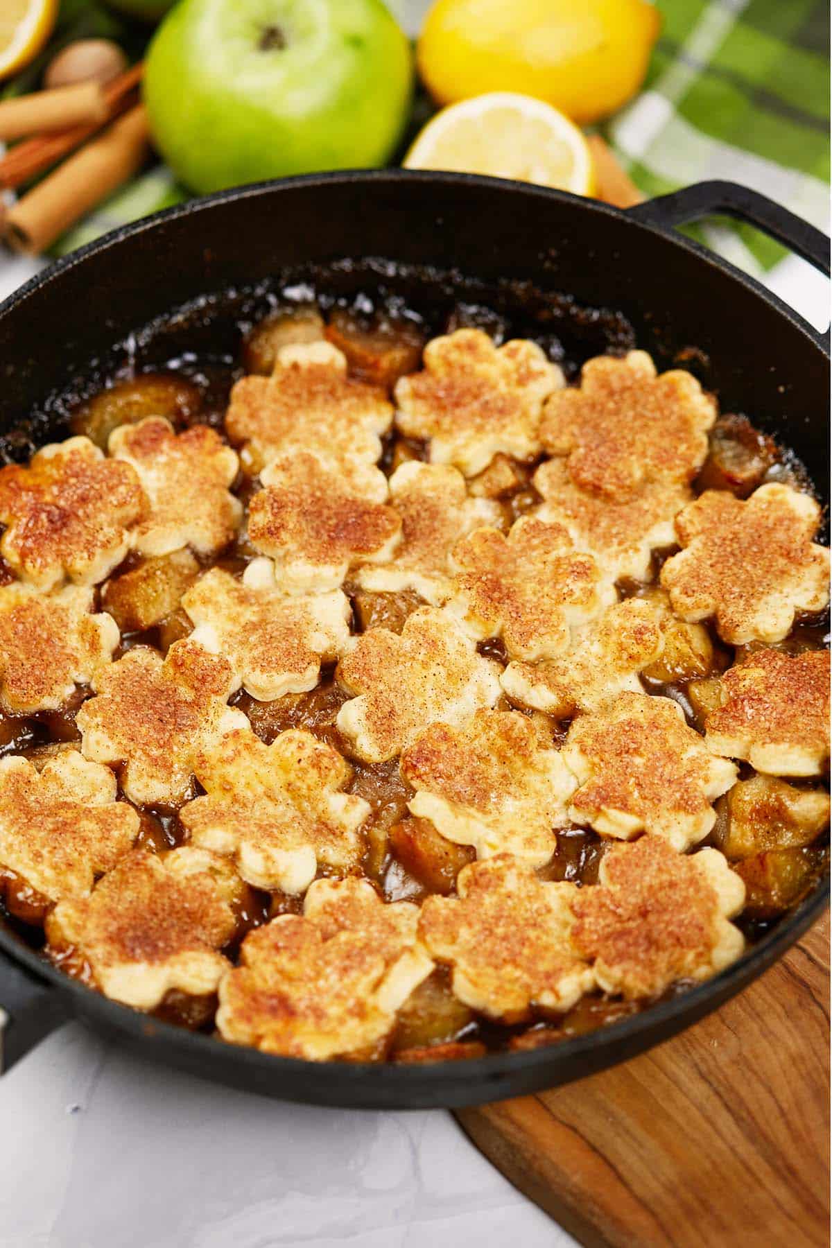 apple pandowdy in a skillet ready to serve