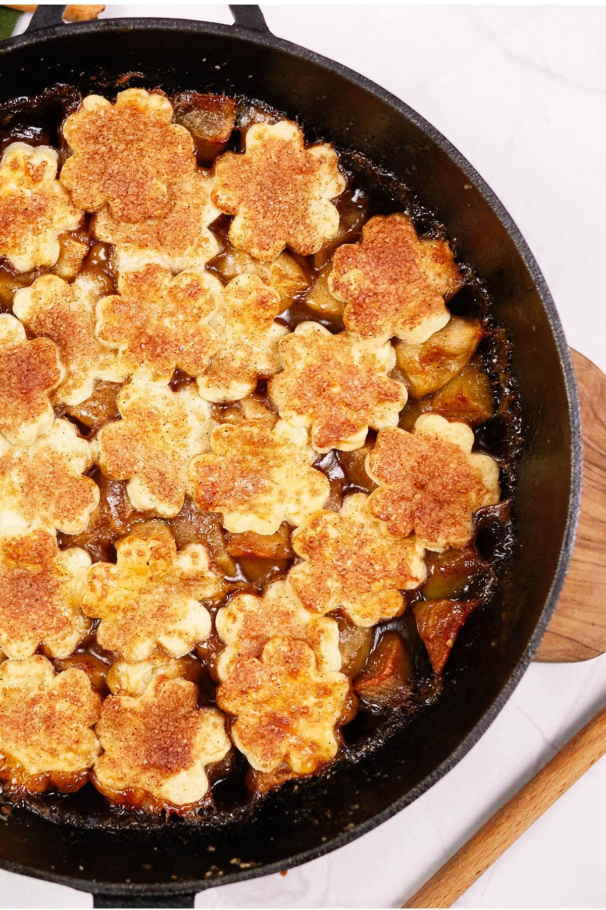 apple pandowdy in a skillet on a table ready to serve