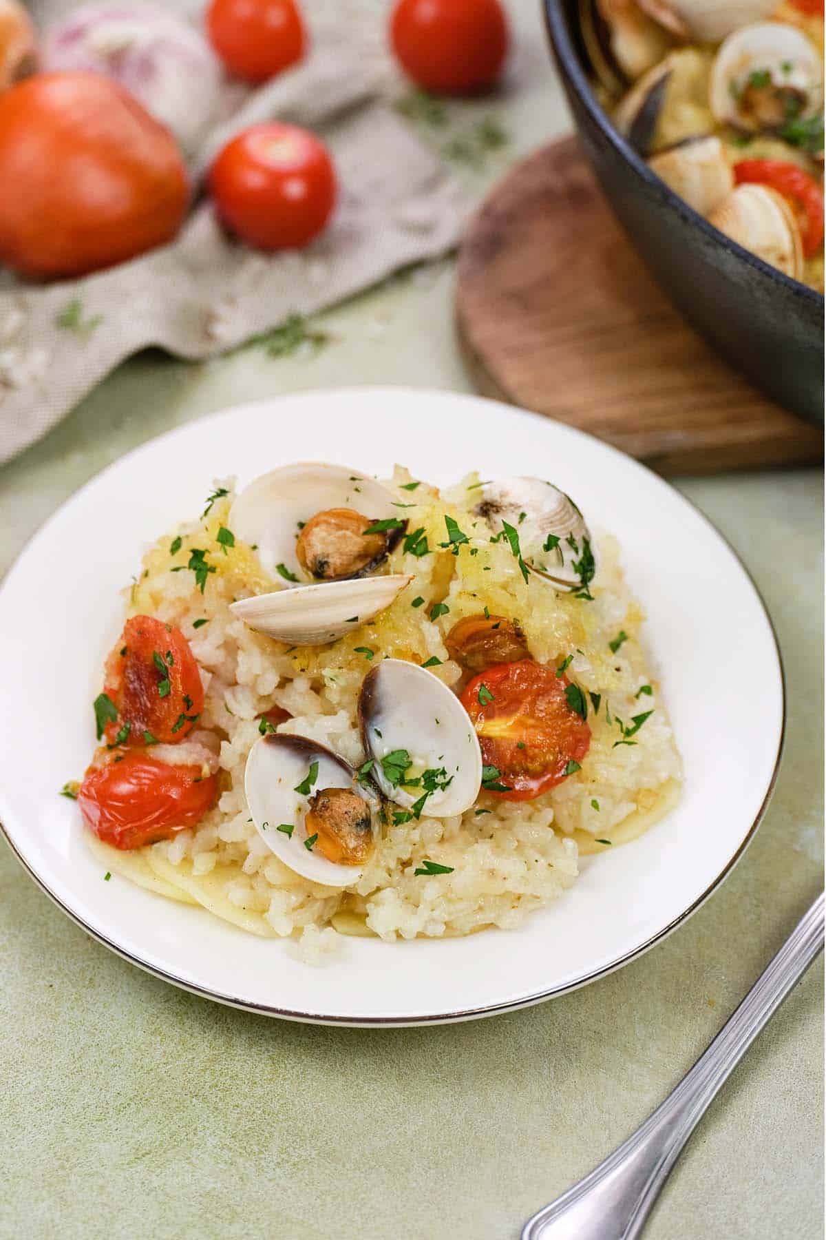 bowl of italian baked rice and clams set out on a table ready to be enjoyed